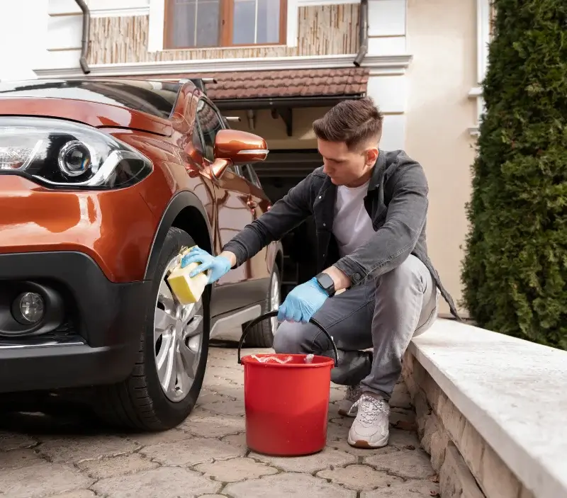Lavage auto à domicile Asson : professionnel intervenant sur un véhicule